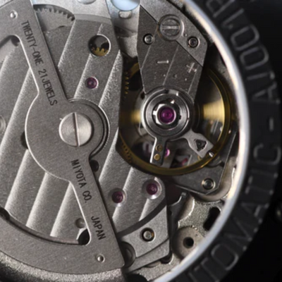 Quelles sont les caractéristiques techniques de la montre de la collection DB5 ?