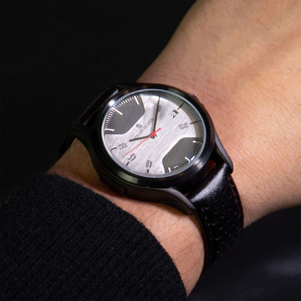 Photo de poignet légèrement inclinée de la montre AJ001-B